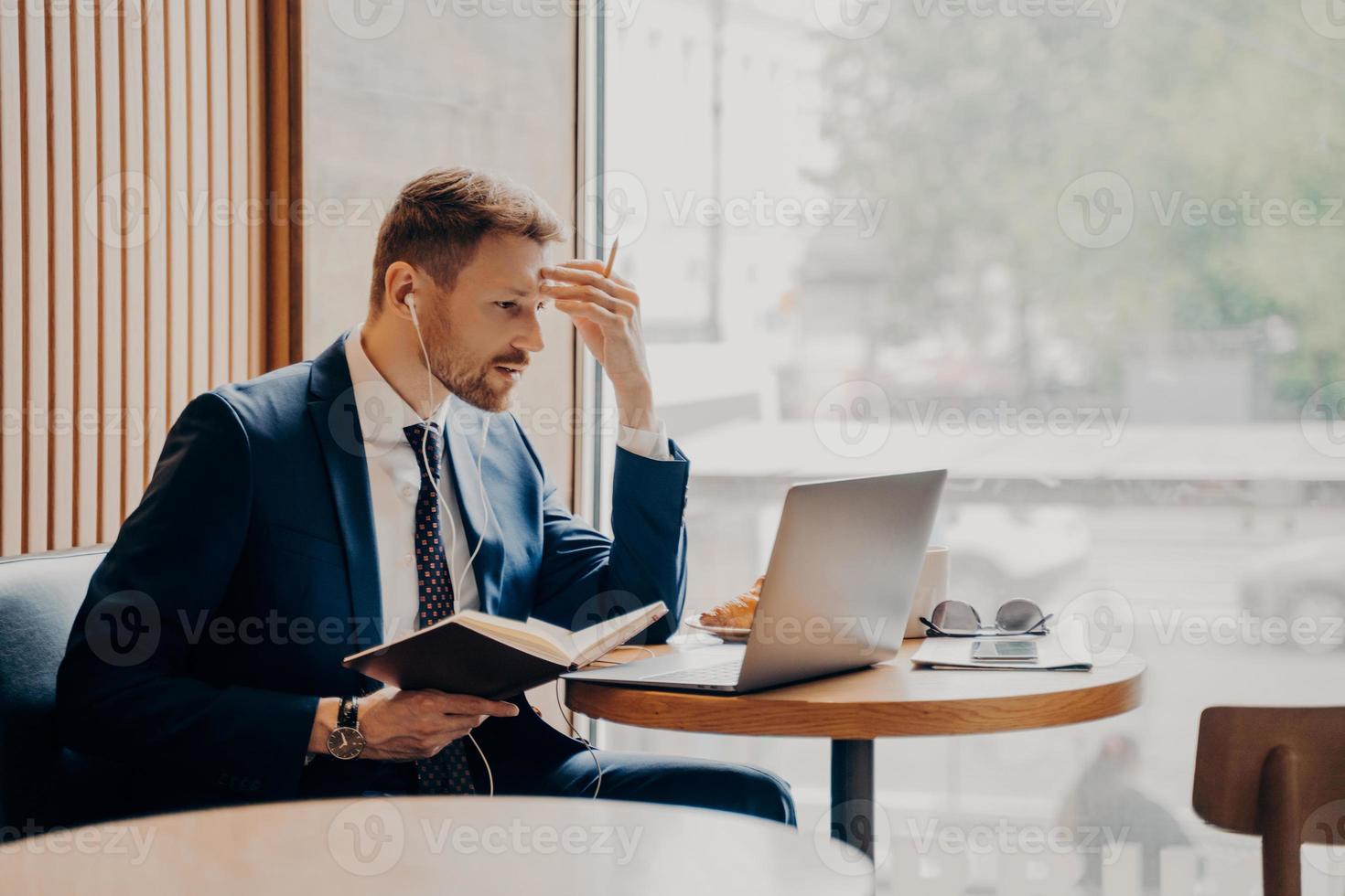 foto lateral de una persona de negocios exitosa ocupada trabajando desde una cafetería