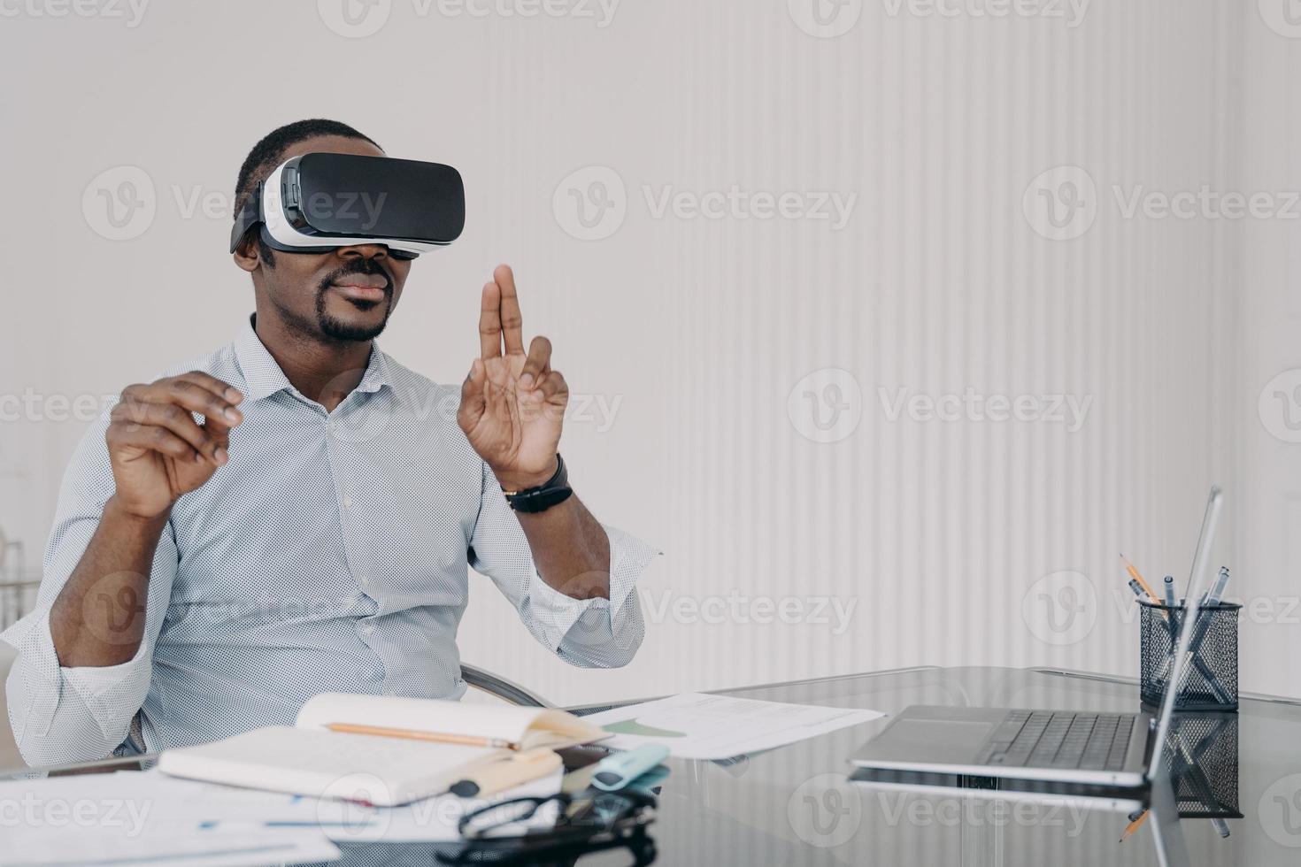 desarrollador de ingeniero de ti afroamericano en gafas vr trabajando con realidad virtual en el escritorio de la oficina foto