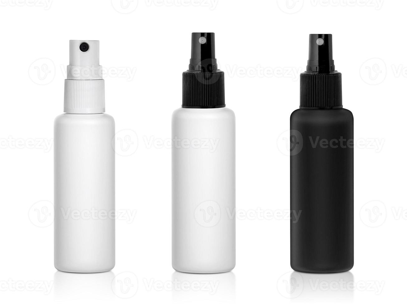Botellas de spray de plástico aislado sobre fondo blanco. foto