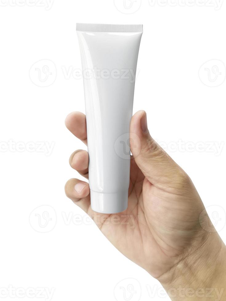 mano humana sosteniendo tubo de plástico cosmético aislado sobre fondo blanco foto