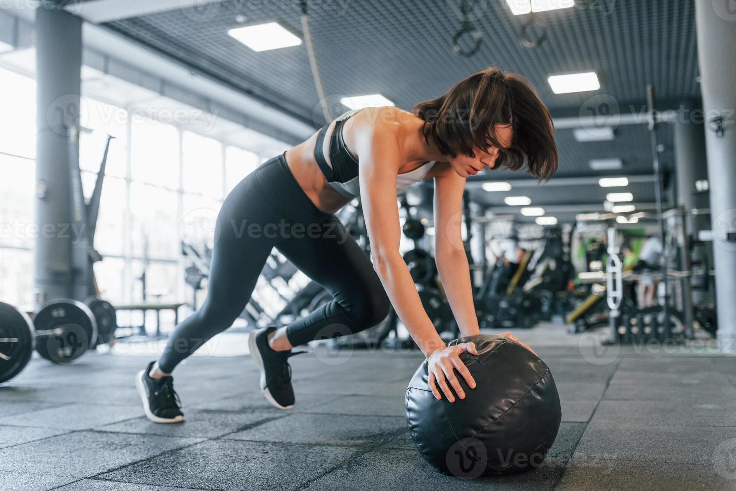 haciendo ejercicios usando pelota de fitness. mujer con ropa deportiva con  cuerpo delgado está en el gimnasio 8361804 Foto de stock en Vecteezy