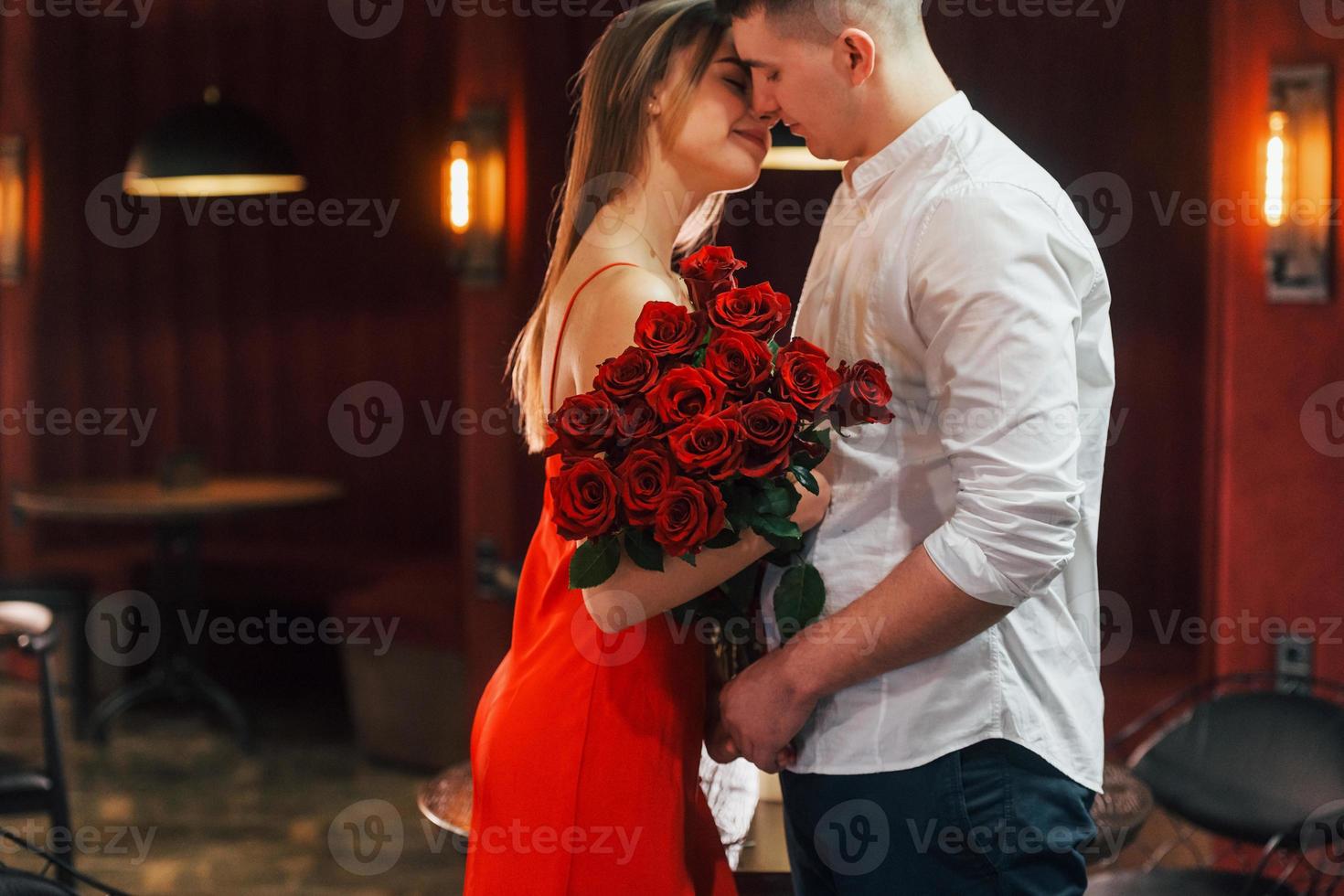 cercanía de la gente. pareja romántica cenar en el restaurante foto