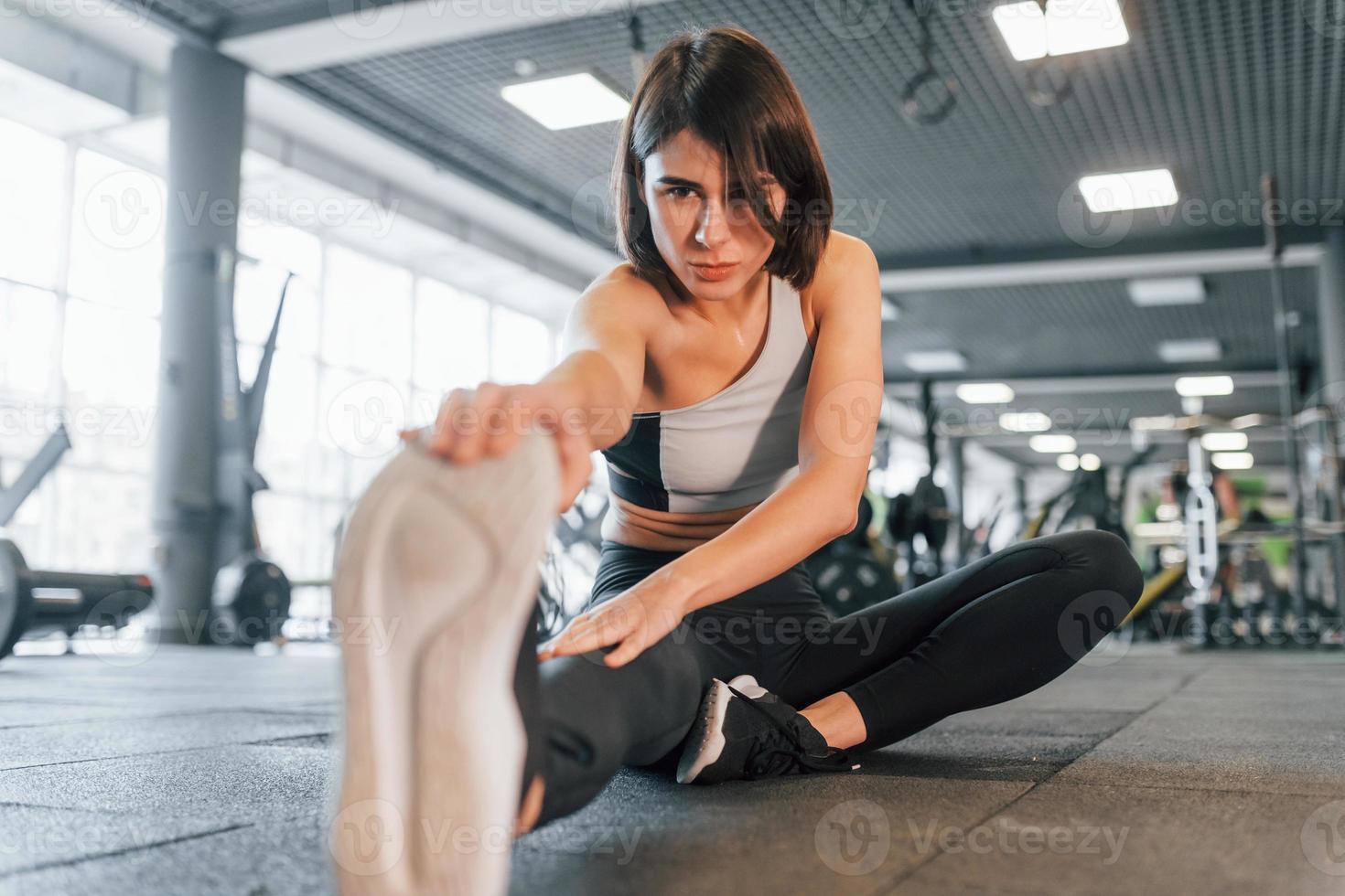 mujer con ropa deportiva con cuerpo delgado está en el gimnasio 8364643  Foto de stock en Vecteezy