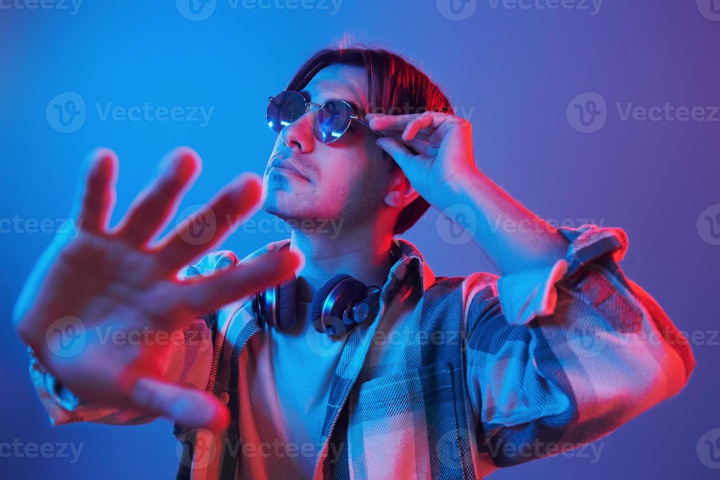 concepción de los futuristas. hombre de pie en el estudio con luz de neón foto