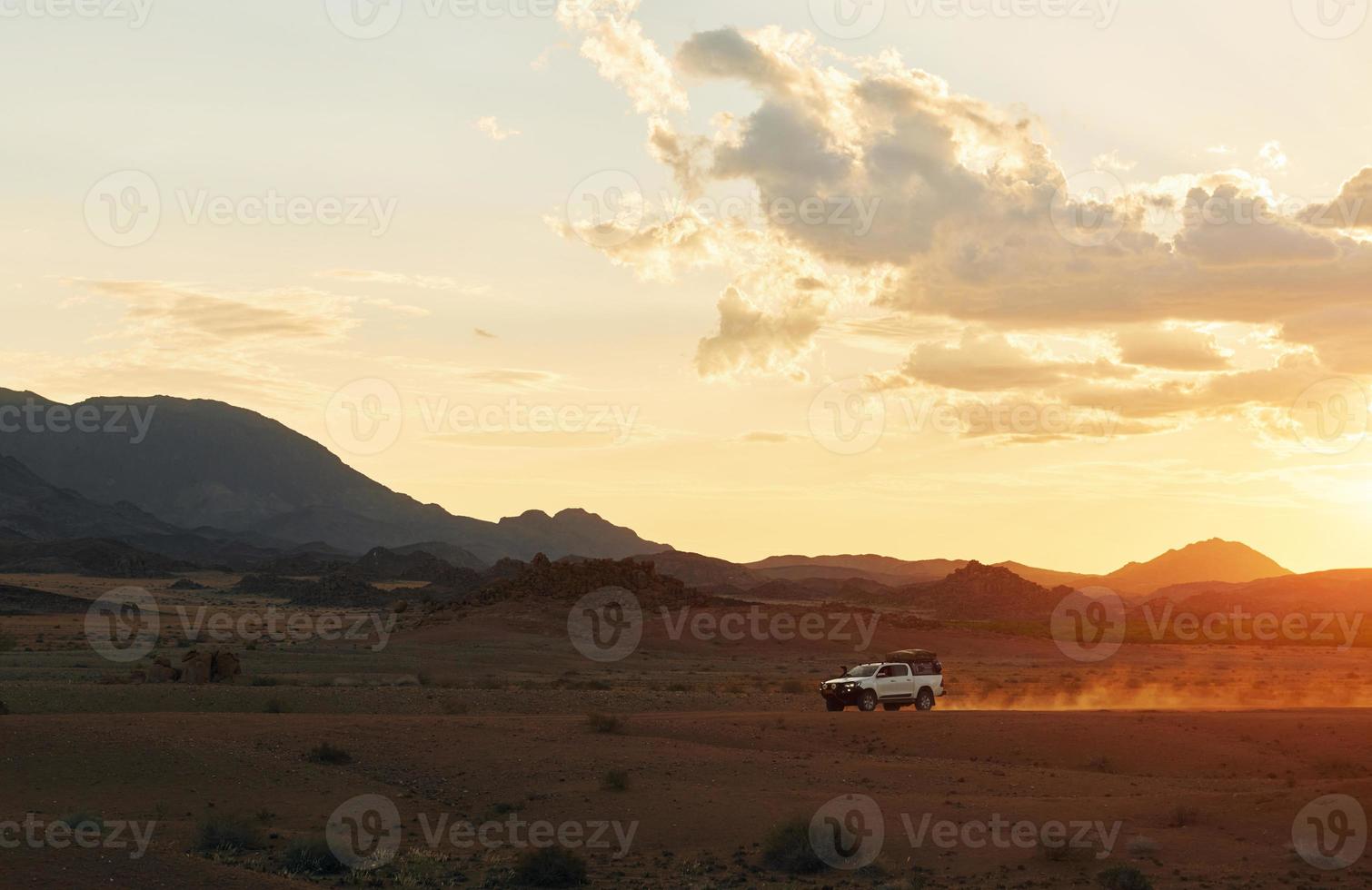 montando al aire libre. coche en los desiertos de áfrica, namibia foto