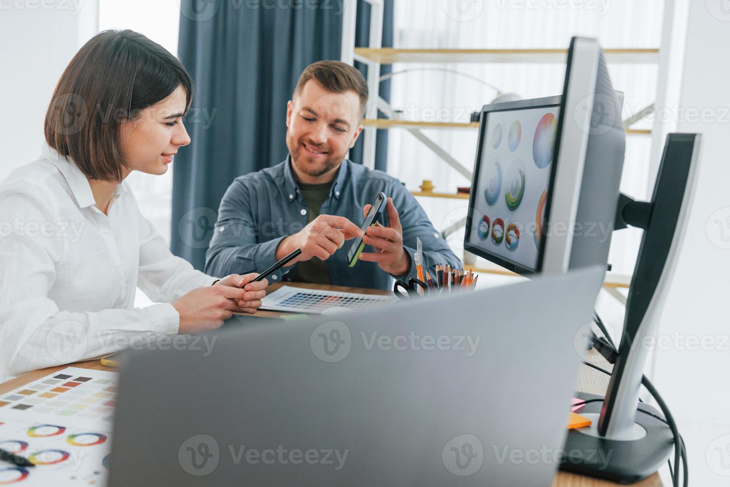 tecnologías digitales modernas. dos diseñadores trabajando juntos en la oficina foto