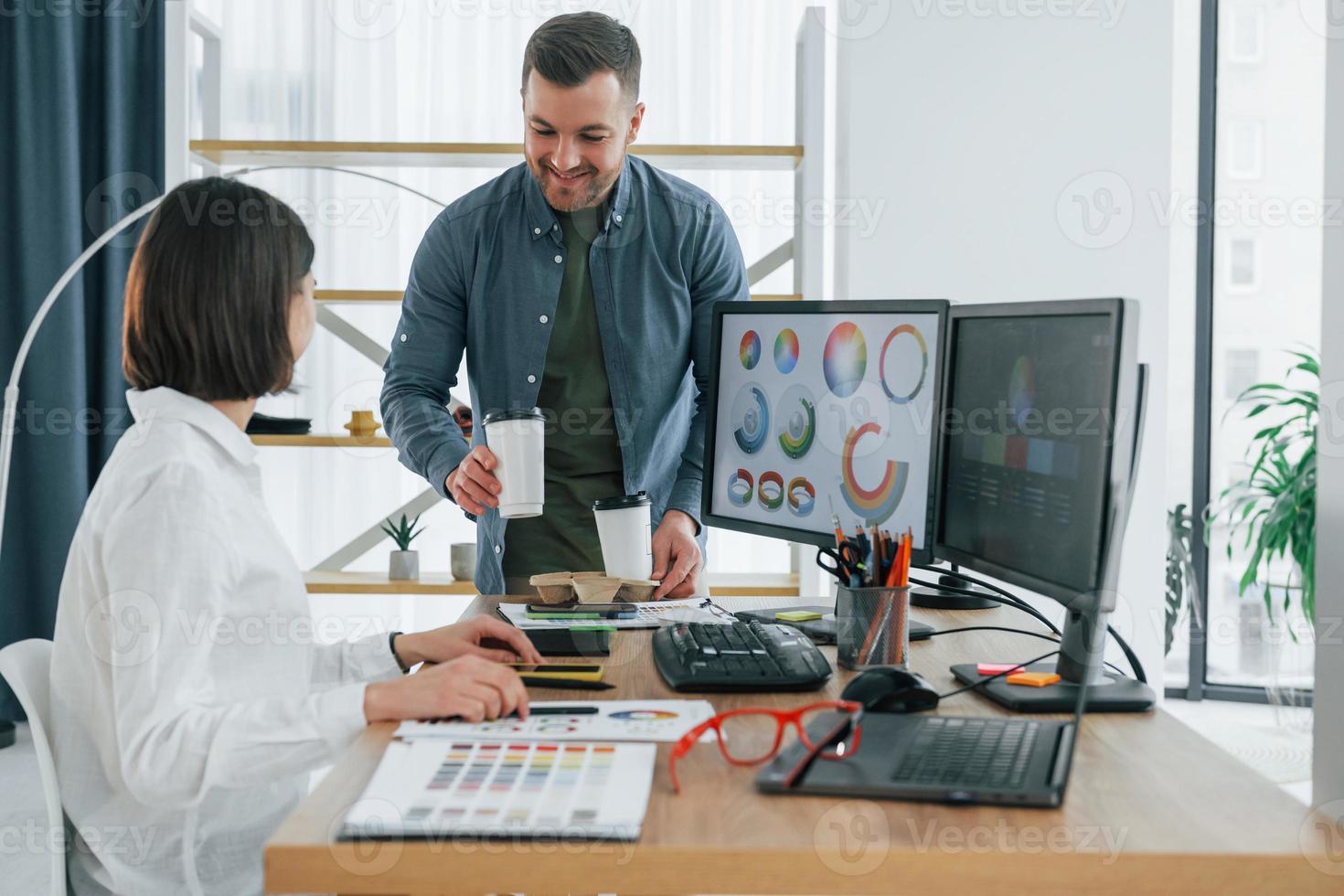 equipo profesional. dos diseñadores trabajando juntos en la oficina foto