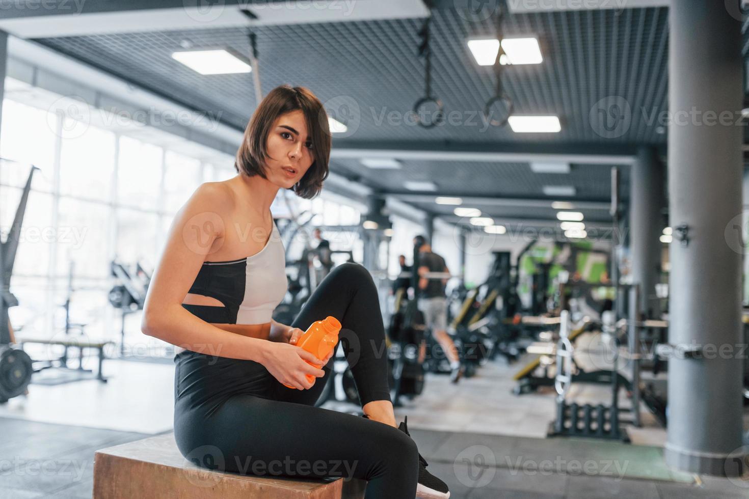 mujer con ropa deportiva con cuerpo delgado está en el gimnasio 8364643  Foto de stock en Vecteezy