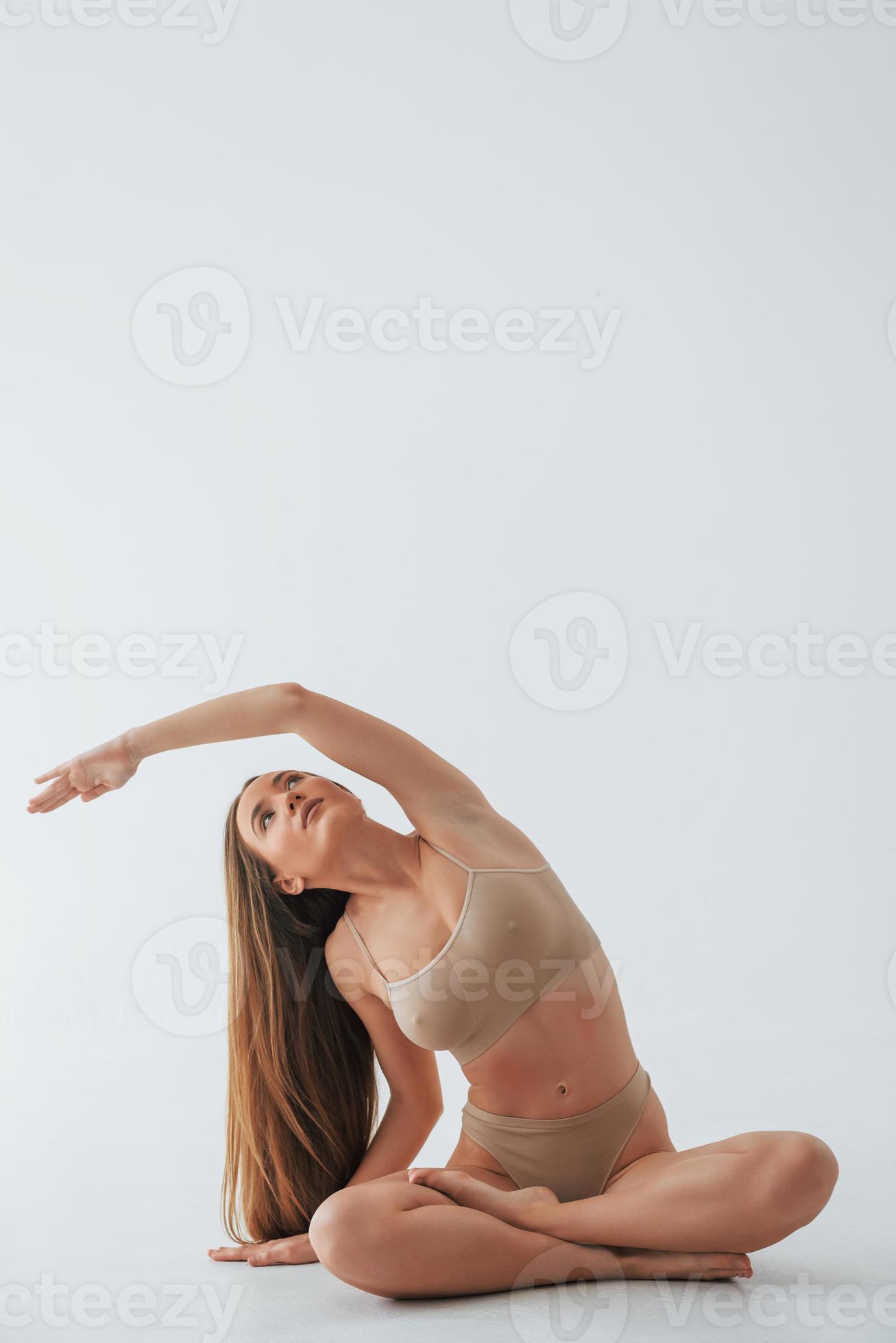 haciendo ejercicios de yoga. mujer en ropa interior con cuerpo delgado está  posando en el estudio 8366357 Foto de stock en Vecteezy