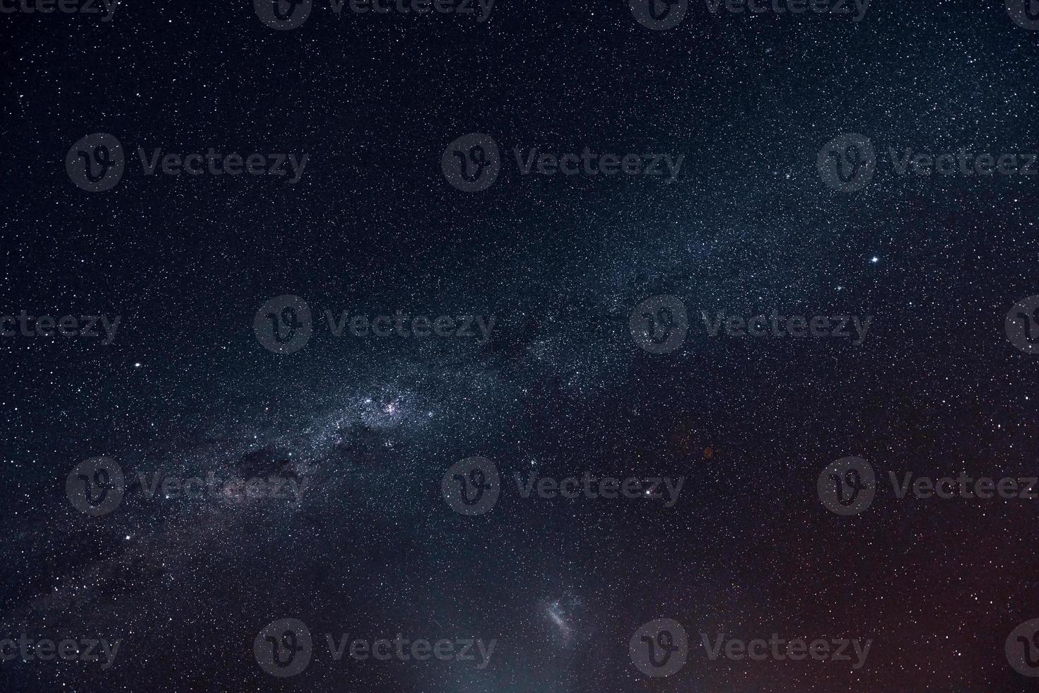 majestuosa vista del cielo despejado con estrellas y vía láctea en el espacio foto