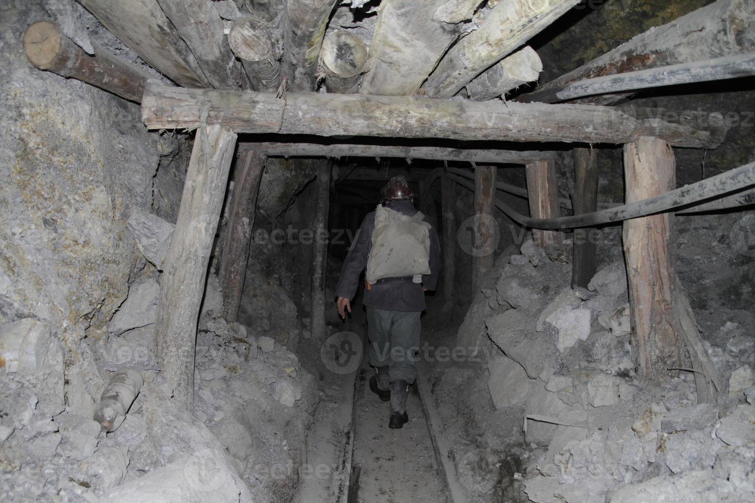 mineros se abre camino a través de un pozo peligrosamente inestable en la montaña cerro rico. foto