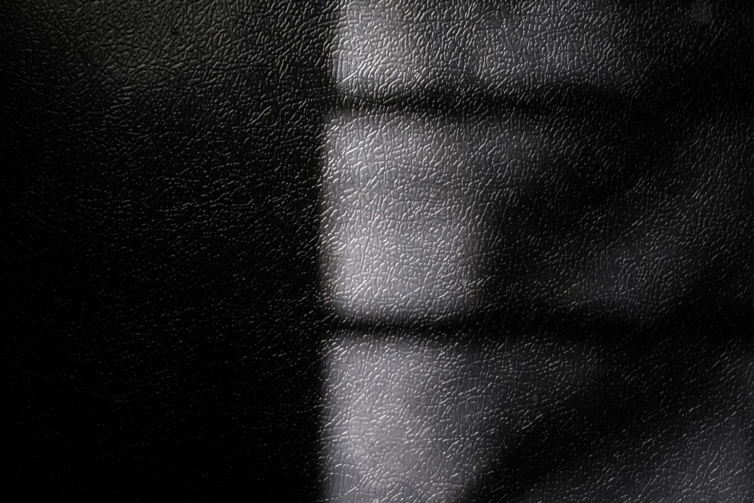 sombra natural de ventana en textura de cuero negro foto