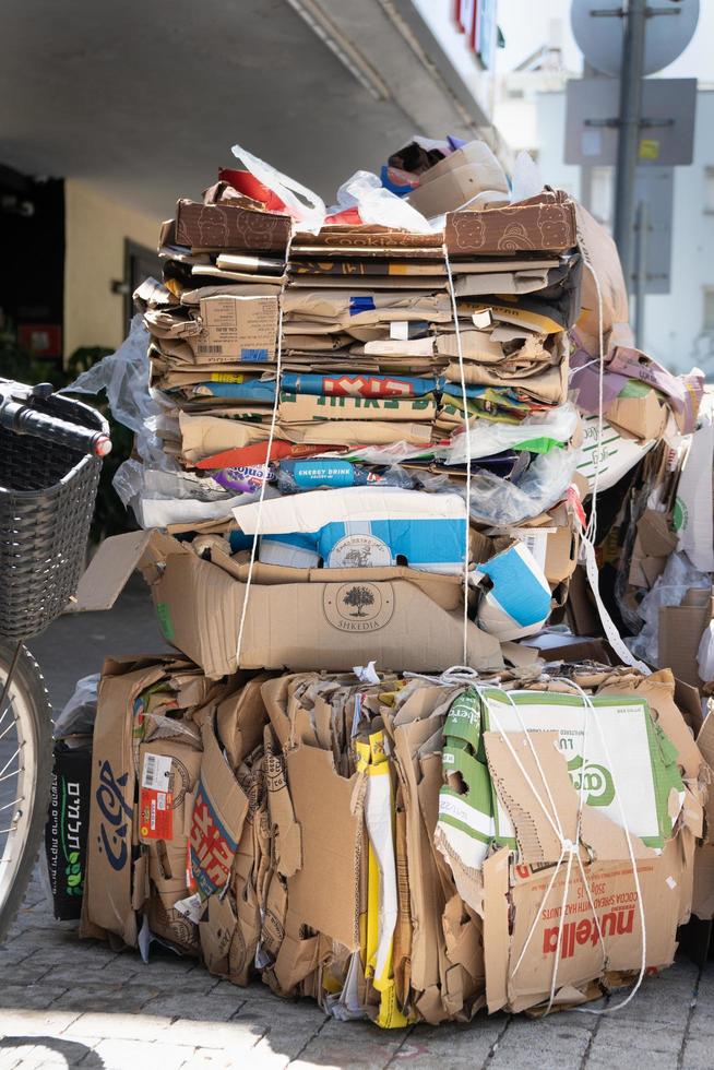 tel aviv, israel 8 de mayo de 2022.cartón usado comprimido recogido en pilas para reciclar y reutilizar en la calle tel-aviv. foto