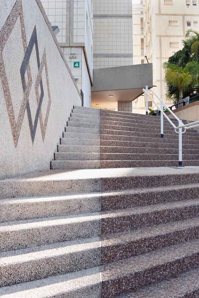 ramat gan, israel, 20 de mayo de 2022. escalones de piedra de una escalera de un edificio residencial moderno foto