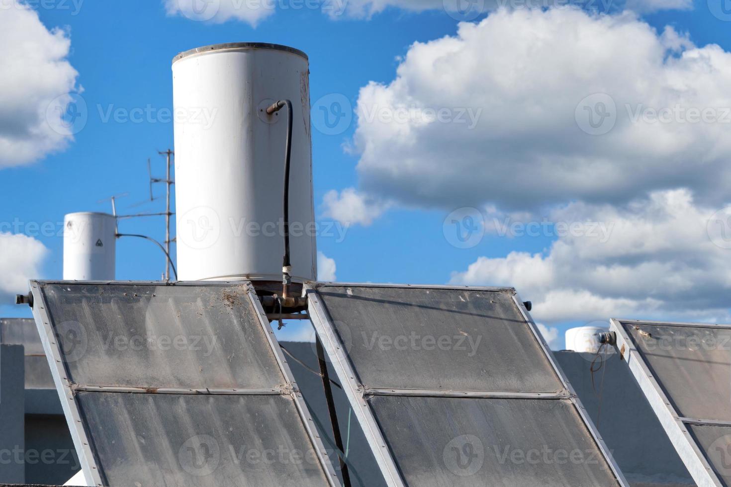 sistema solar de calentamiento de agua en el techo de la casa en israel foto