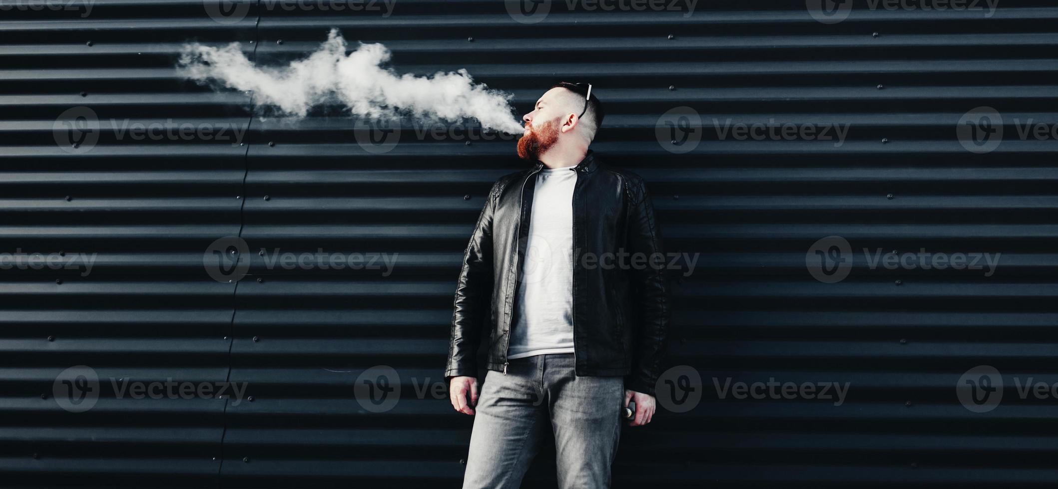 hombre exhala nube de humo foto