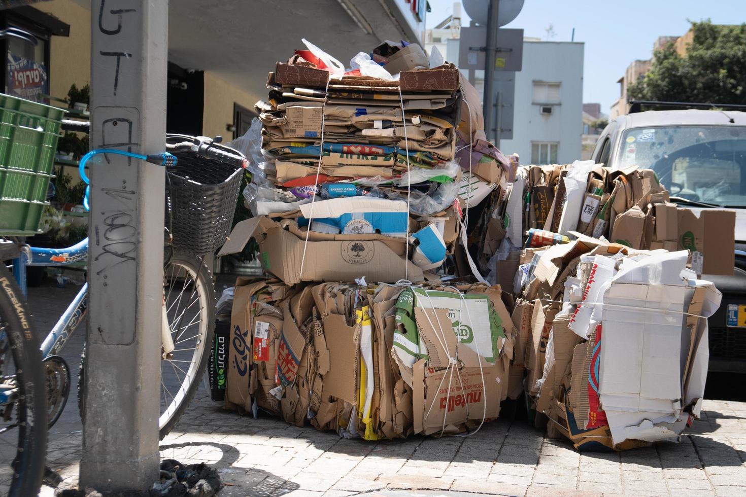 tel aviv, israel, 8 de mayo de 2022. cartón usado comprimido recogido en pilas para reciclar y reutilizar en la calle tel-aviv. foto
