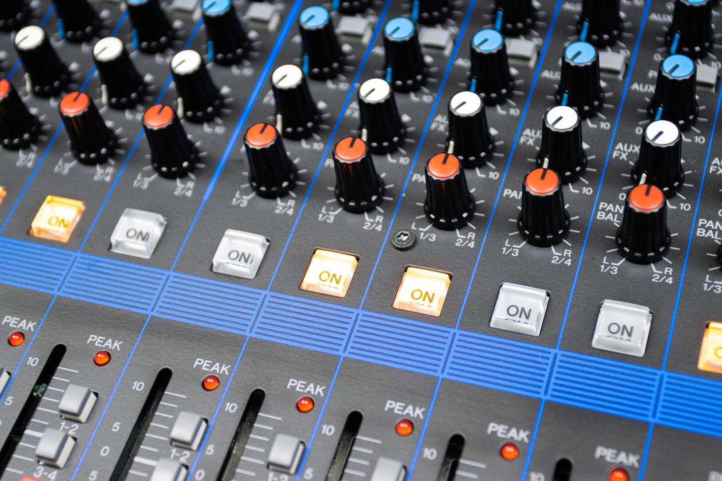 botones de control de audio control de sonido sistema de alta fidelidad el equipo de audio, panel de control del mezclador de estudio digital foto
