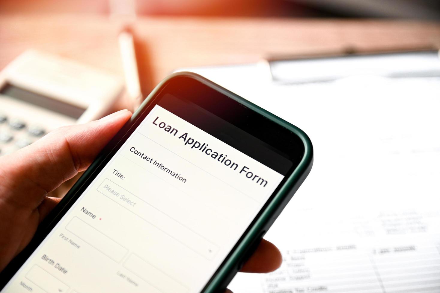 formulario de solicitud de préstamo en la aplicación móvil de teléfono inteligente para el concepto de formulario de ayuda financiera de préstamo, tecnología en línea, teléfono inteligente móvil de mano con negocios a través de solicitud de préstamo personal en línea. foto
