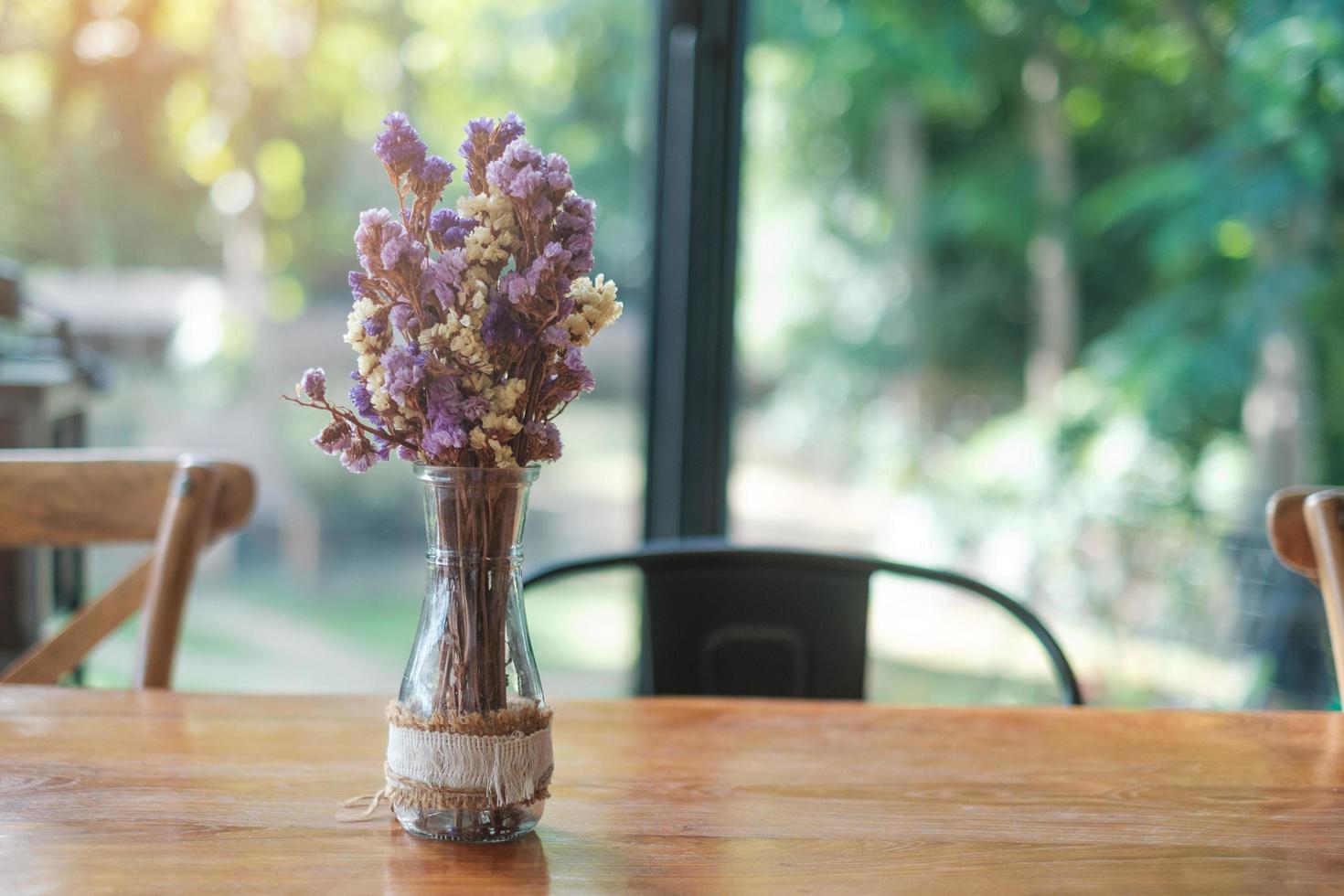 hermoso statice seco o flor de lavanda de mar limonium spp. en tarro de cristal sobre mesa de madera. para el fondo con espacio de copia en blanco foto