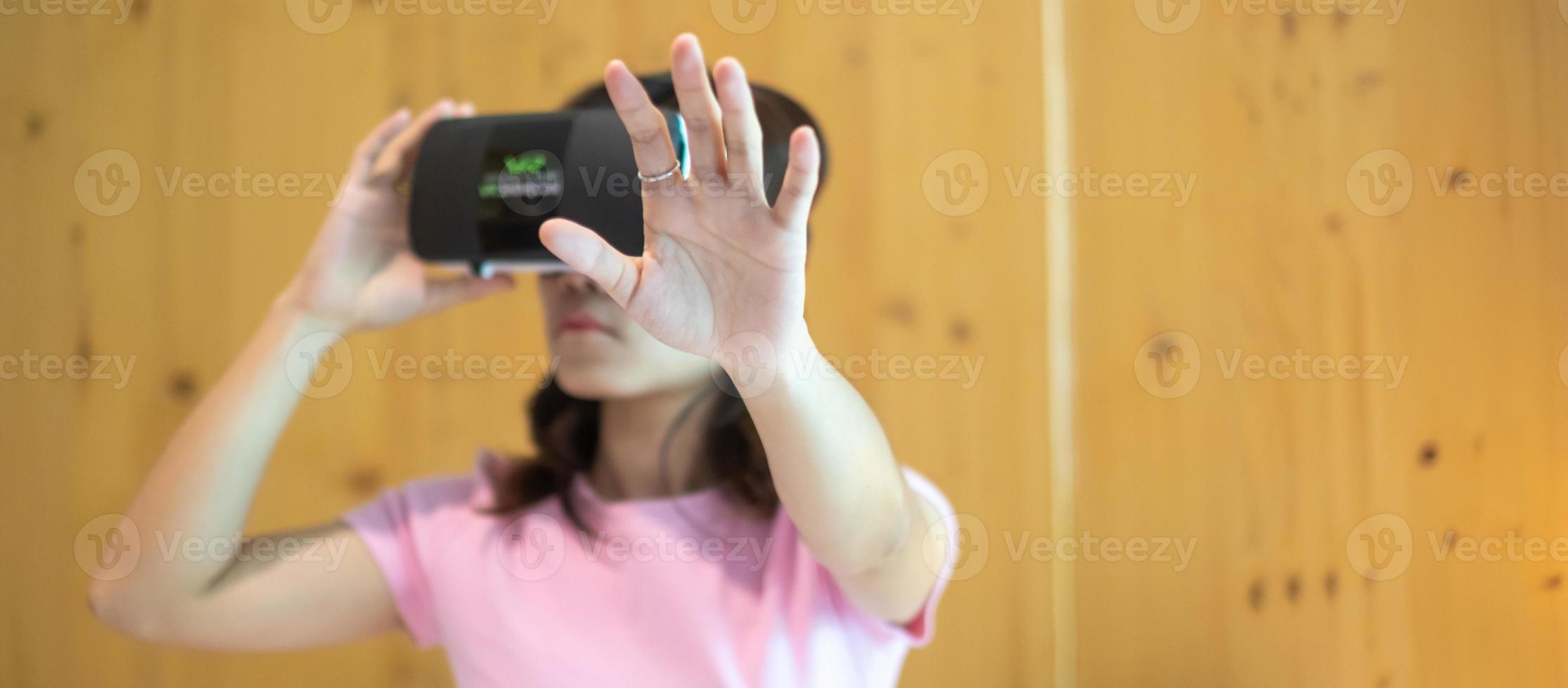 mujer joven con casco de realidad virtual en la cama. vr, tecnología digital futura, juegos, entretenimiento de películas, metaverso, nft y concepto de ciberespacio 3d foto