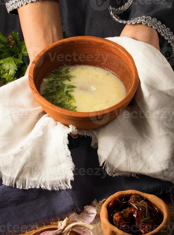 un tiro de un plato en las manos foto