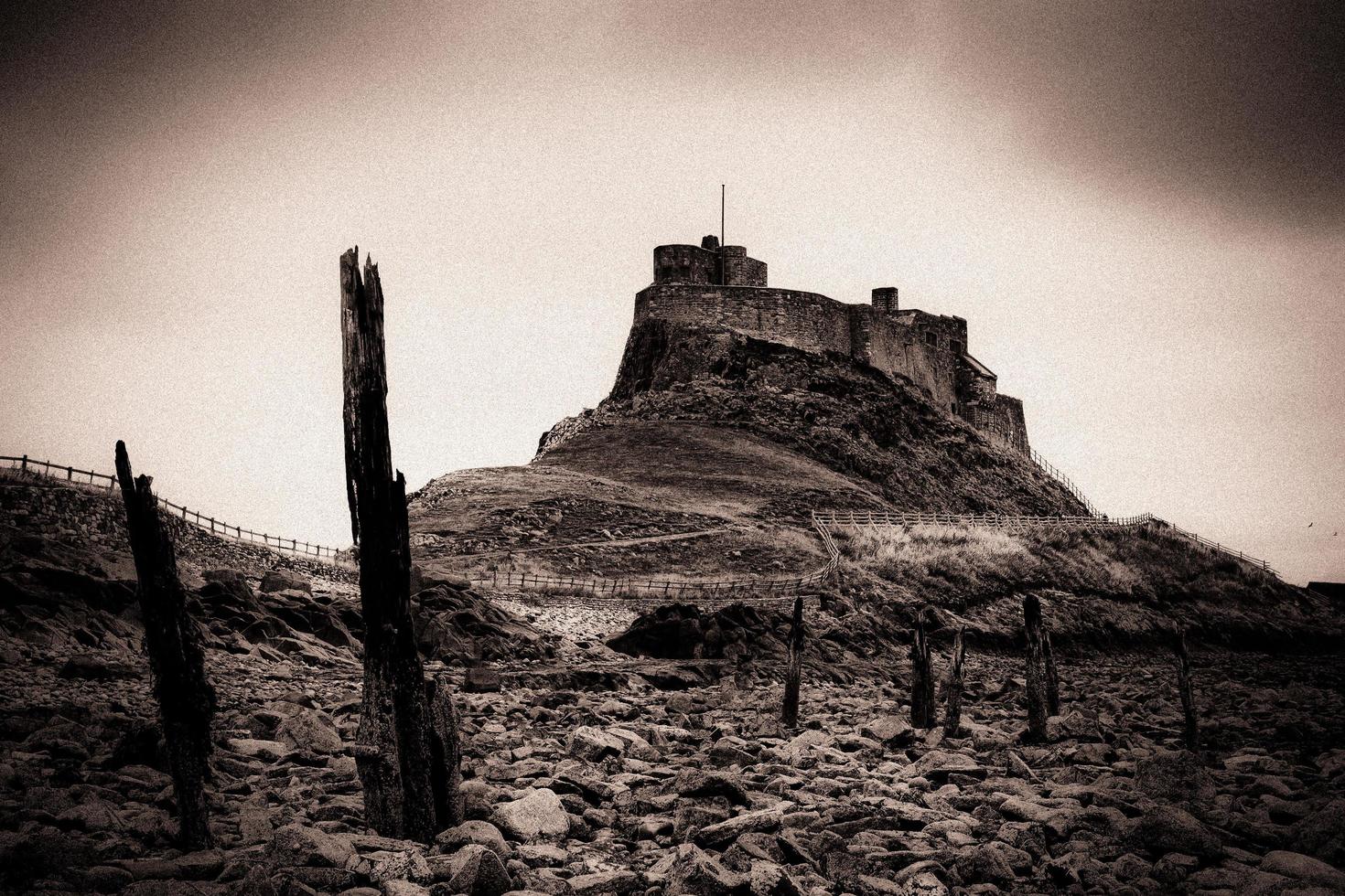 vista del castillo de lindisfarne foto