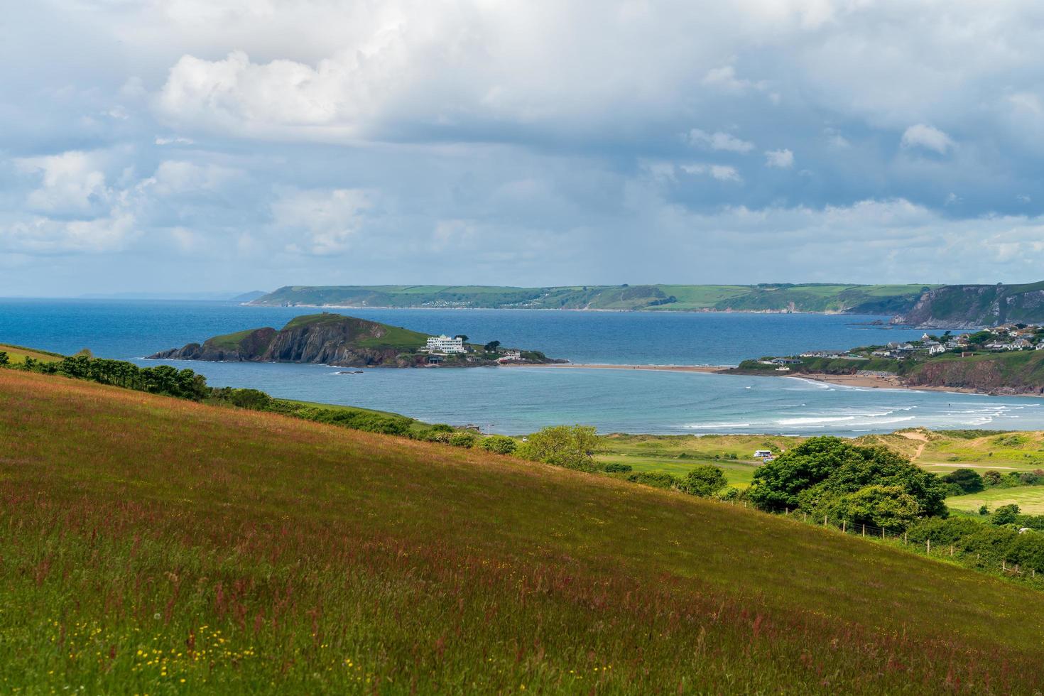 vista del campo de thurlestone a la isla de burgh en devon foto