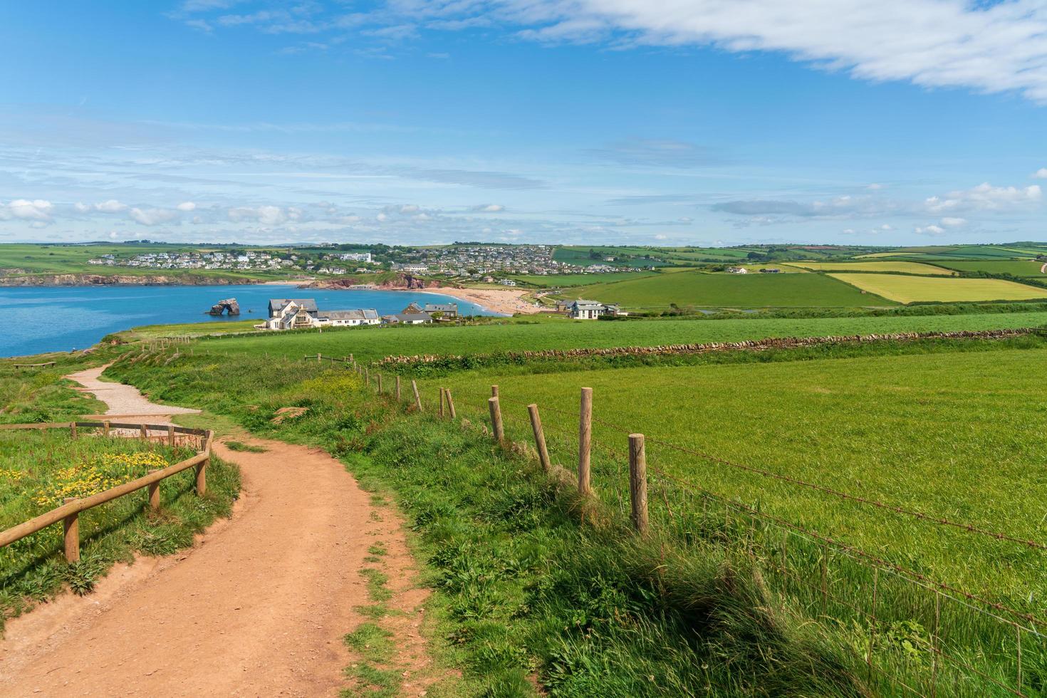 vista a lo largo de la ruta costera suroeste hacia thurlestone en devon foto