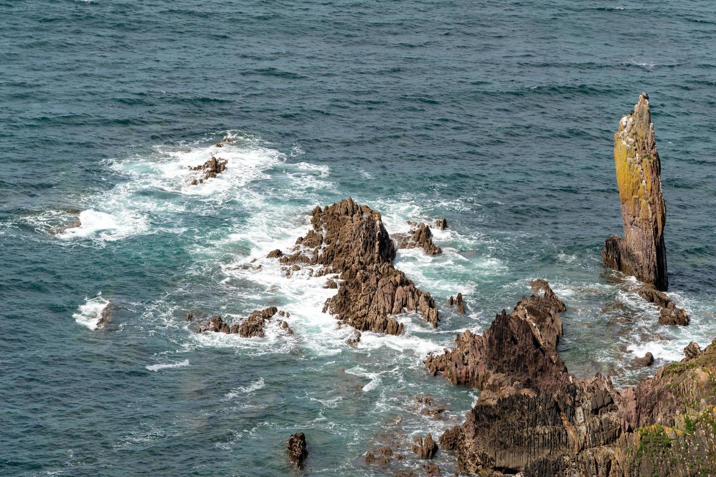 costa rocosa salvaje cerca de thurlestone en devon foto