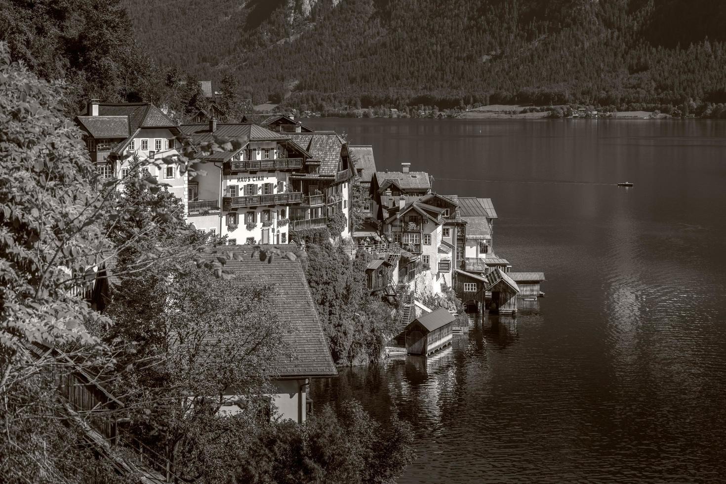 hallstatt, austria, 2017. vista de hallstatt desde la iglesia de peregrinación maria hilf foto