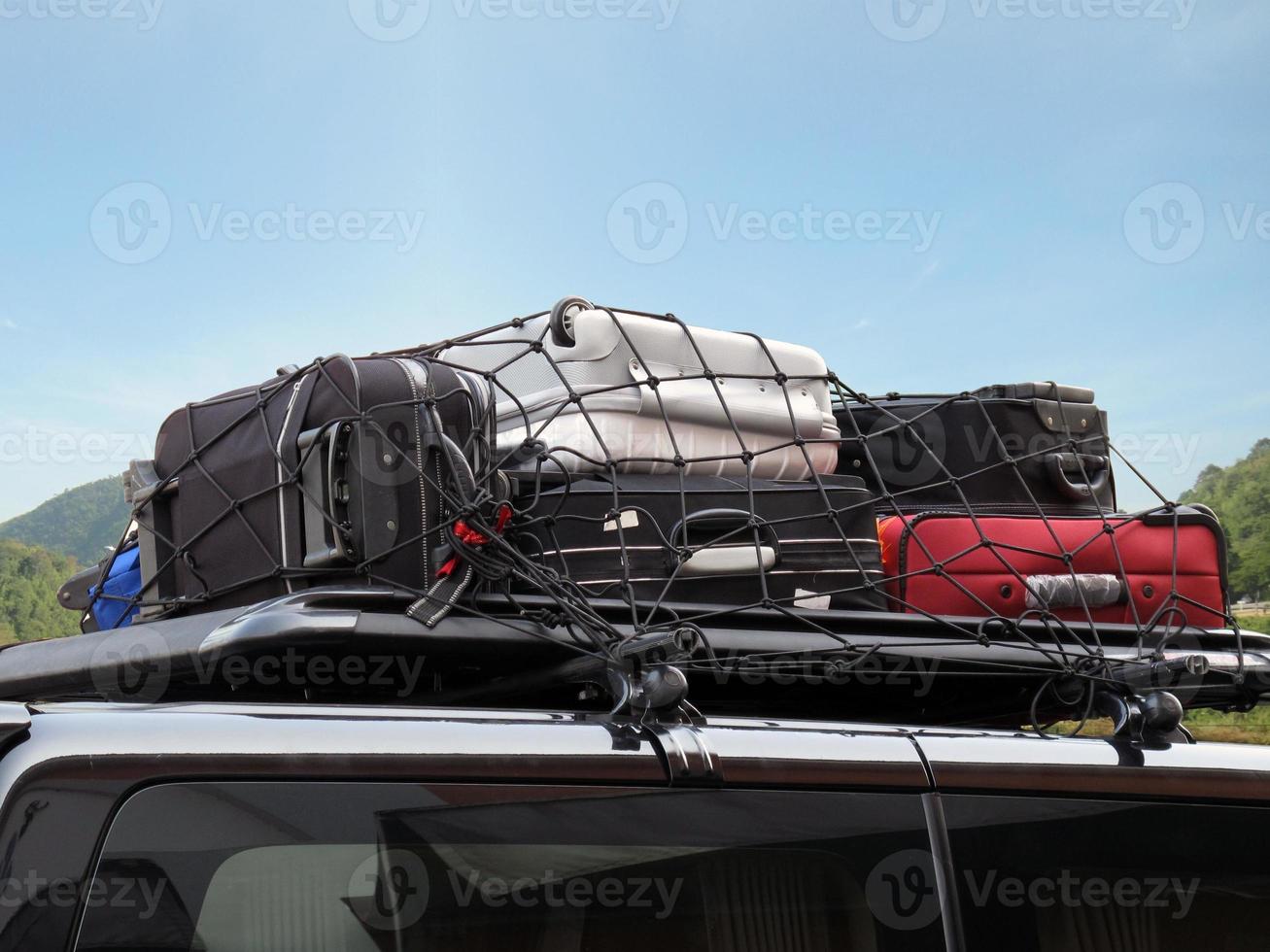 equipajes sobre el techo del coche para un viaje. foto