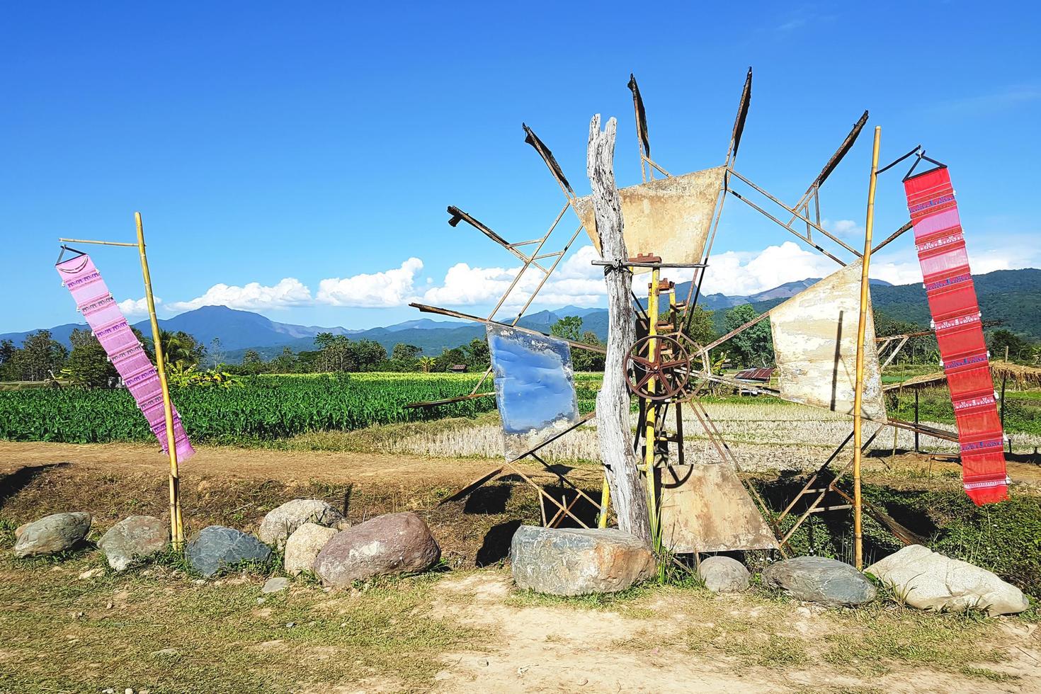 turbina de agua de bambú en campo de cultivo en el norte de tailandia. foto