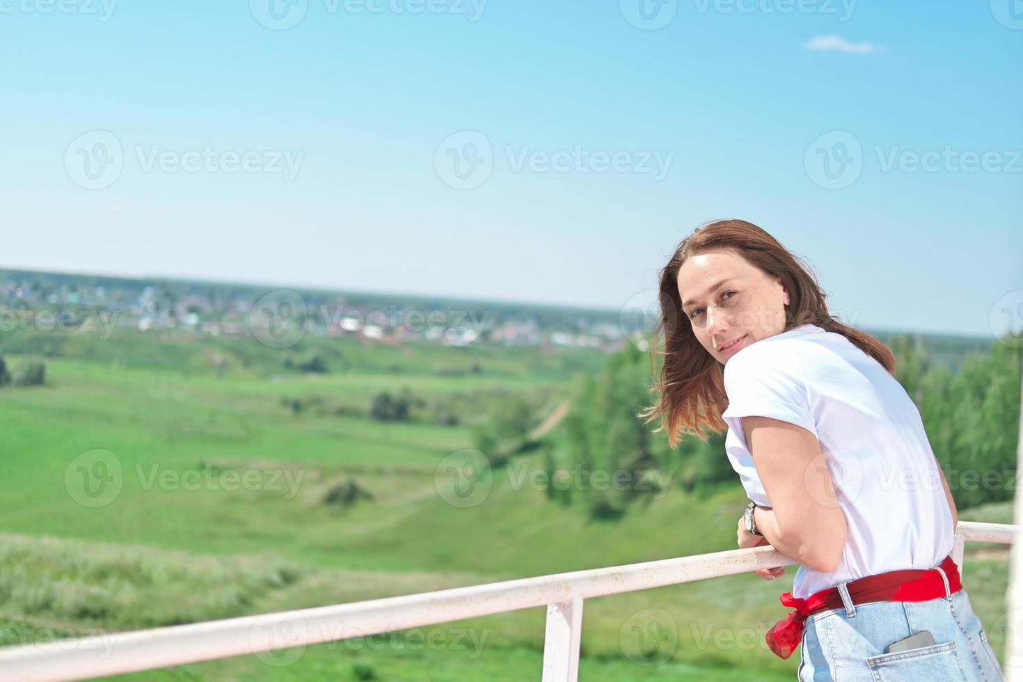 mujer atractiva feliz mirando por encima del hombro foto