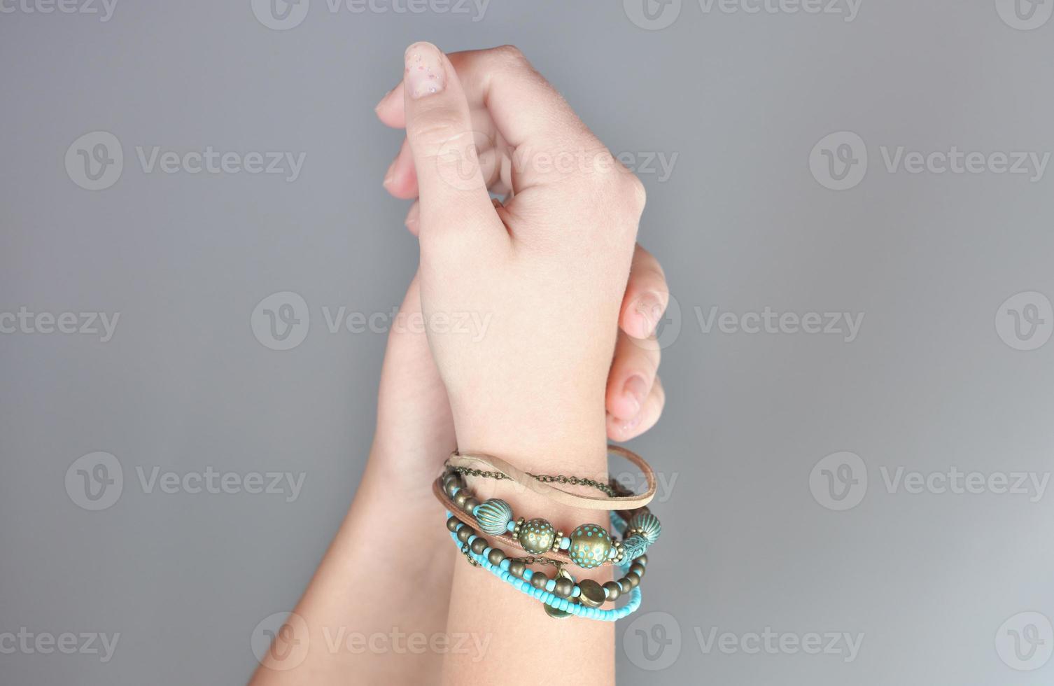 pulsera estilo boho de cuero y pedrería foto