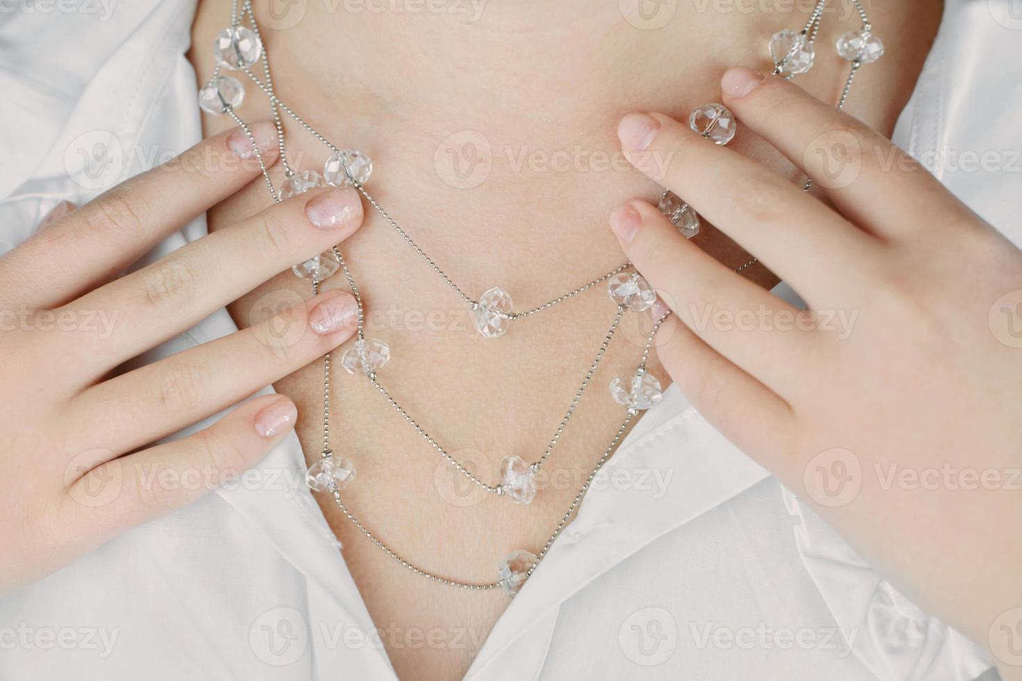 mujer joven con collar de cristal, vista de cultivos. foto