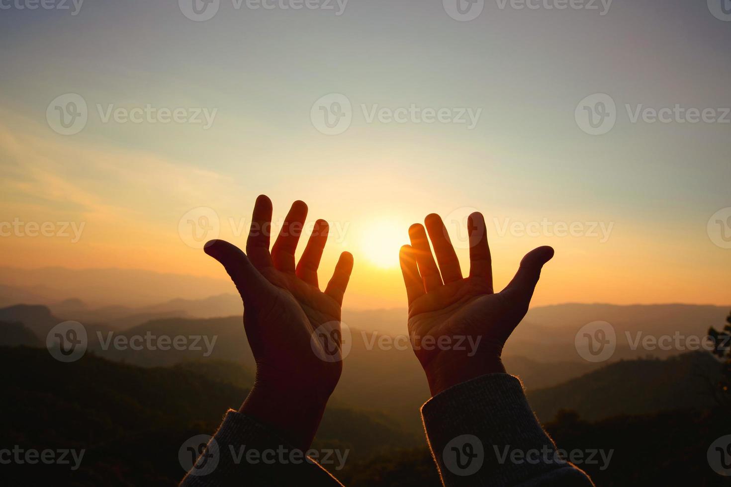 manos humanas abren la palma hacia arriba adoración foto