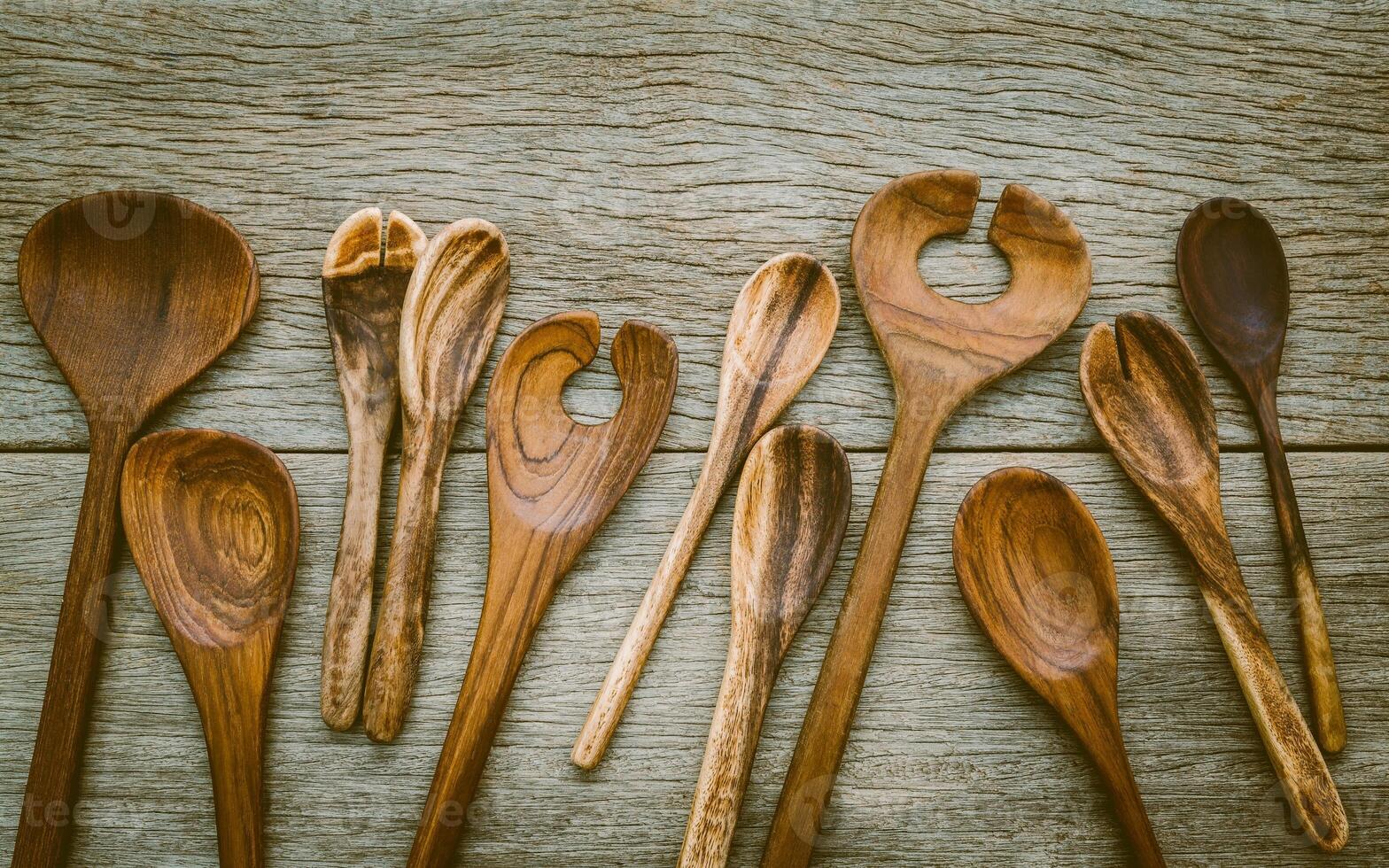 Utensilios de cocina sobre fondo de madera