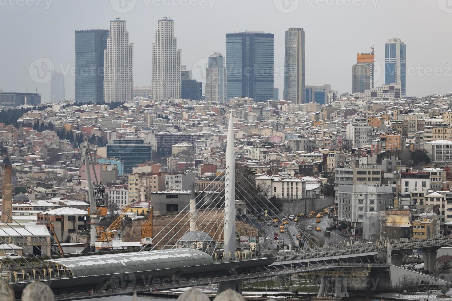 puente de metro halic y rascacielos en estambul, turquía foto