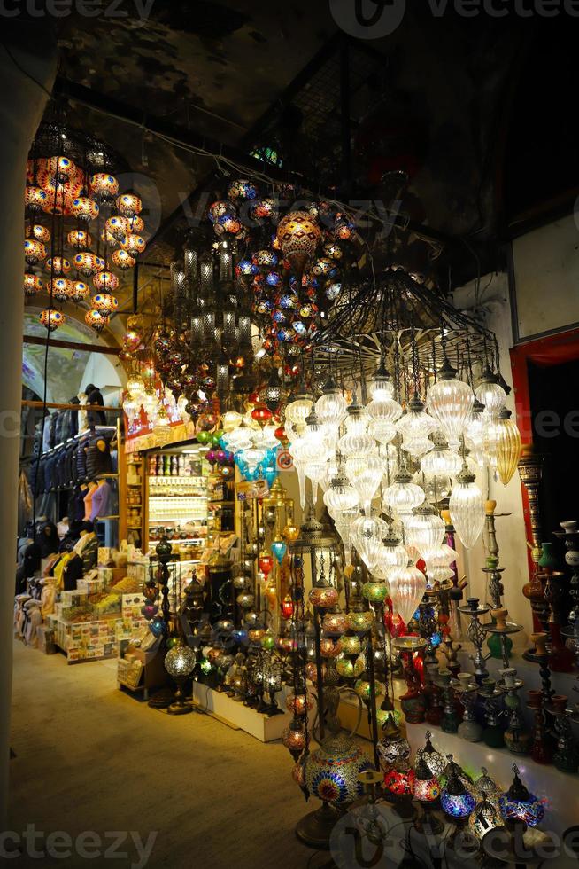 coloridos farolillos turcos en estambul, turquía foto