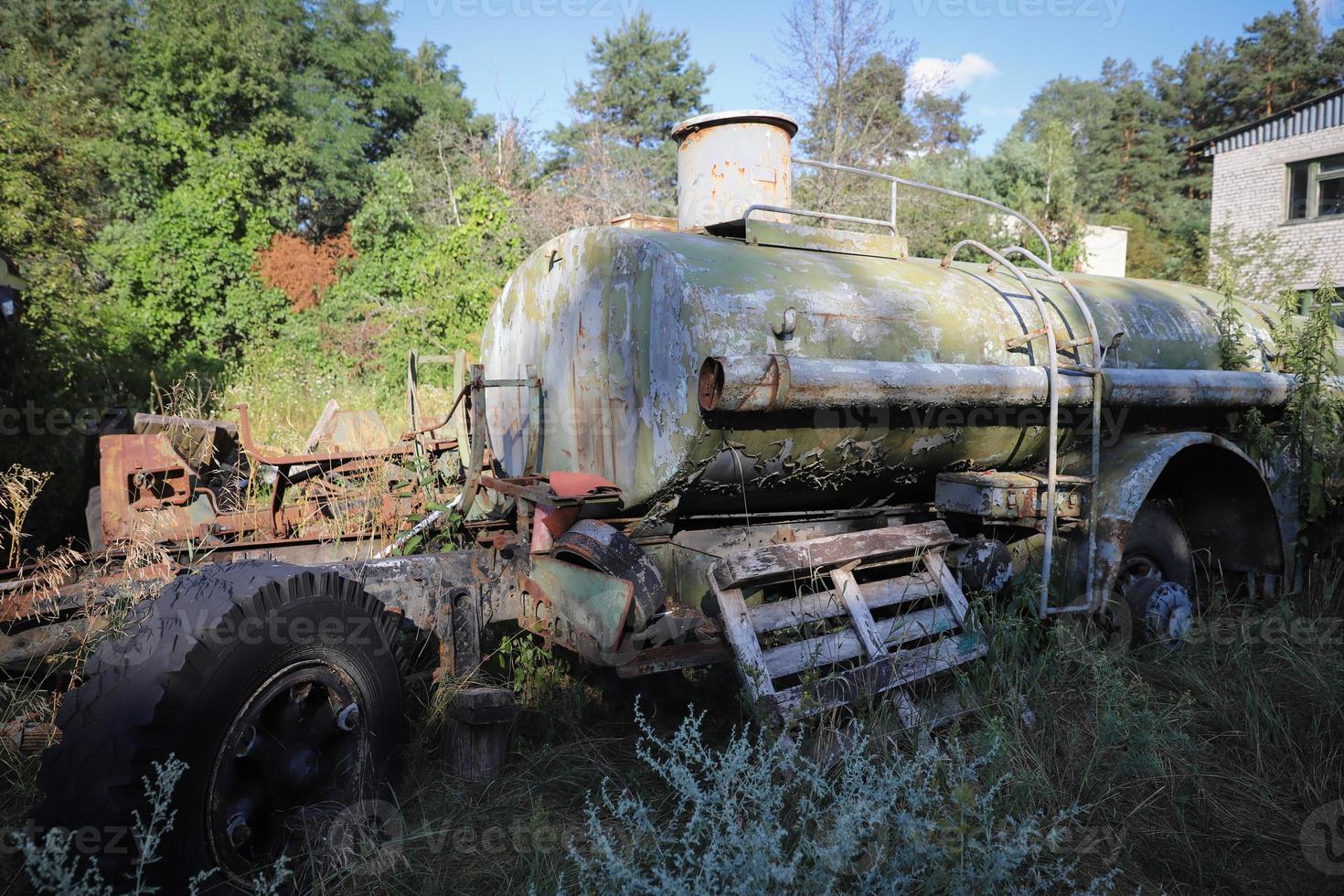 vehículo en la ciudad de pripyat, zona de exclusión de chernobyl, ucrania foto