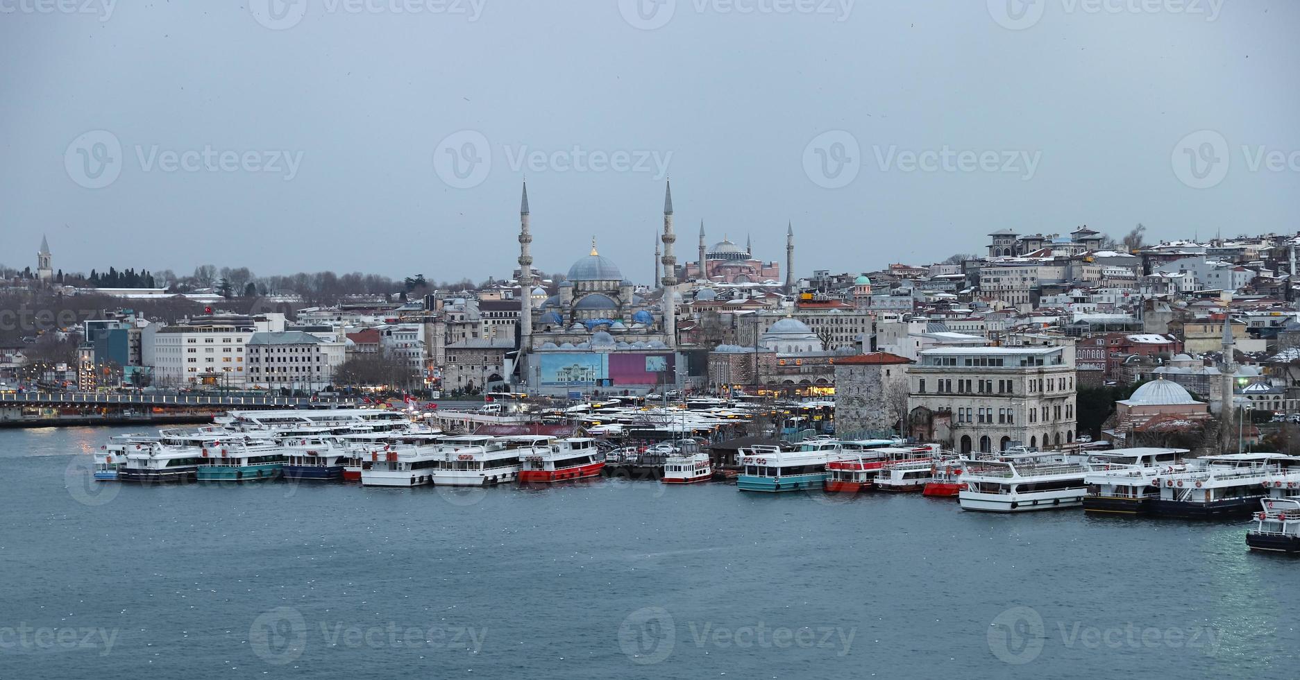 cuerno de oro y distrito de eminonu en estambul, turquía foto