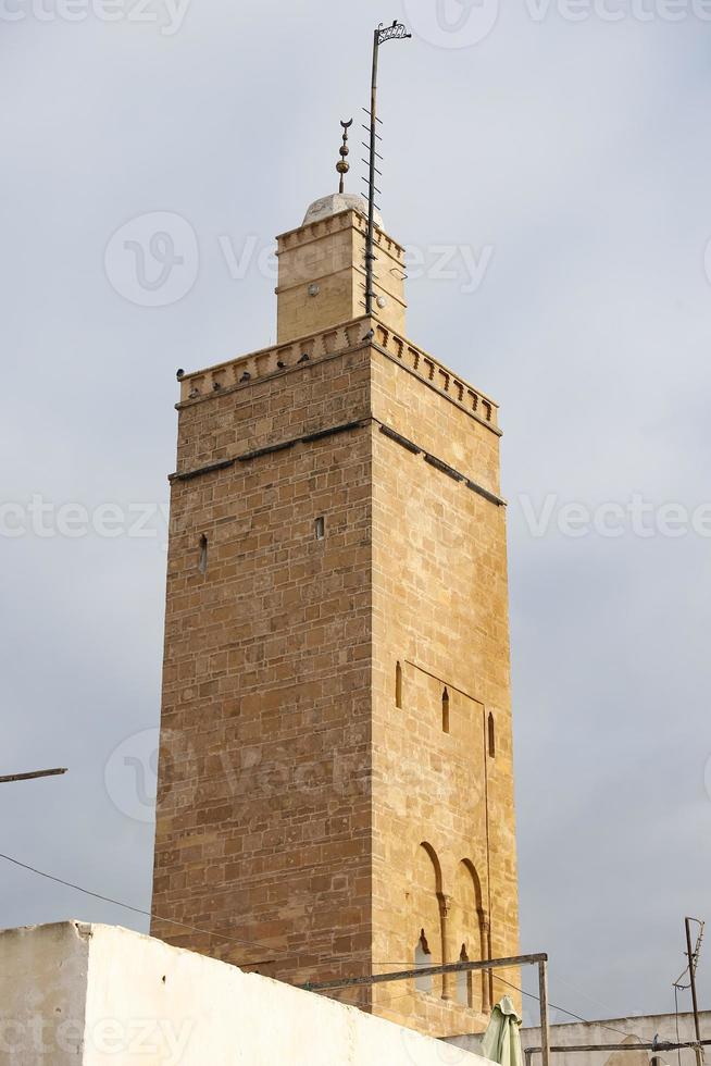 minarete de una mezquita en kasbah de los udayas en rabat, marruecos foto