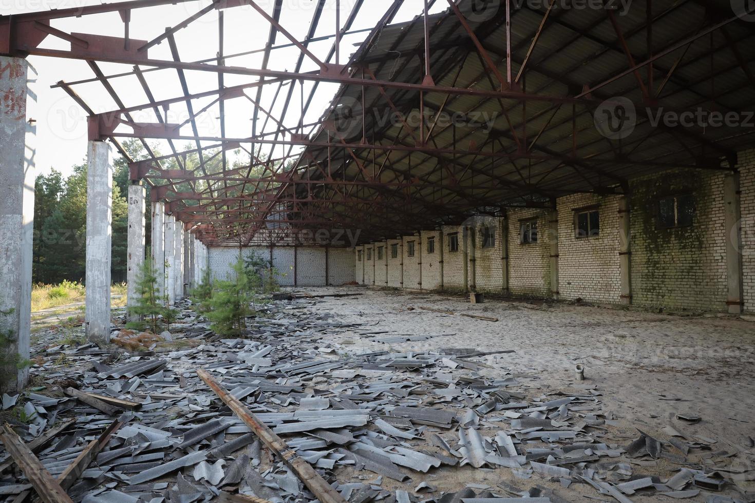 edificio en la base de radar duga, zona de exclusión de chernobyl, ucrania foto