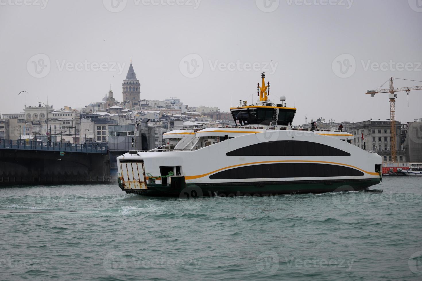 Ferry en el estrecho del Bósforo, Estambul, Turquía foto