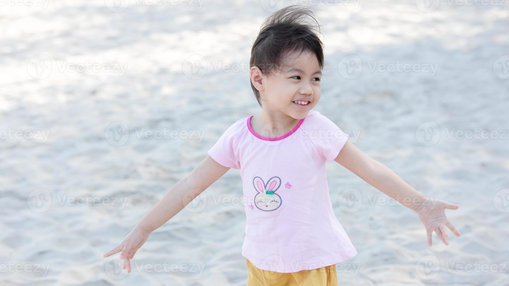 positiva encantadora niña asiática de 4 años de edad, pequeña niña  preescolar con adorable cabello de coletas sonriendo mirando a la cámara.  13281547 Foto de stock en Vecteezy