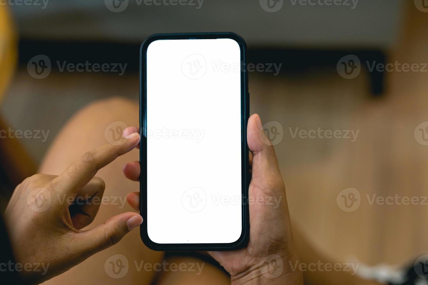 mano de mujer sosteniendo un teléfono con un blanco foto