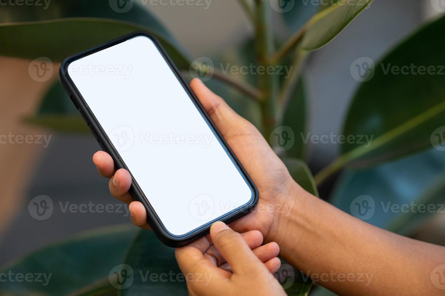 mano de mujer sosteniendo un teléfono con un blanco foto