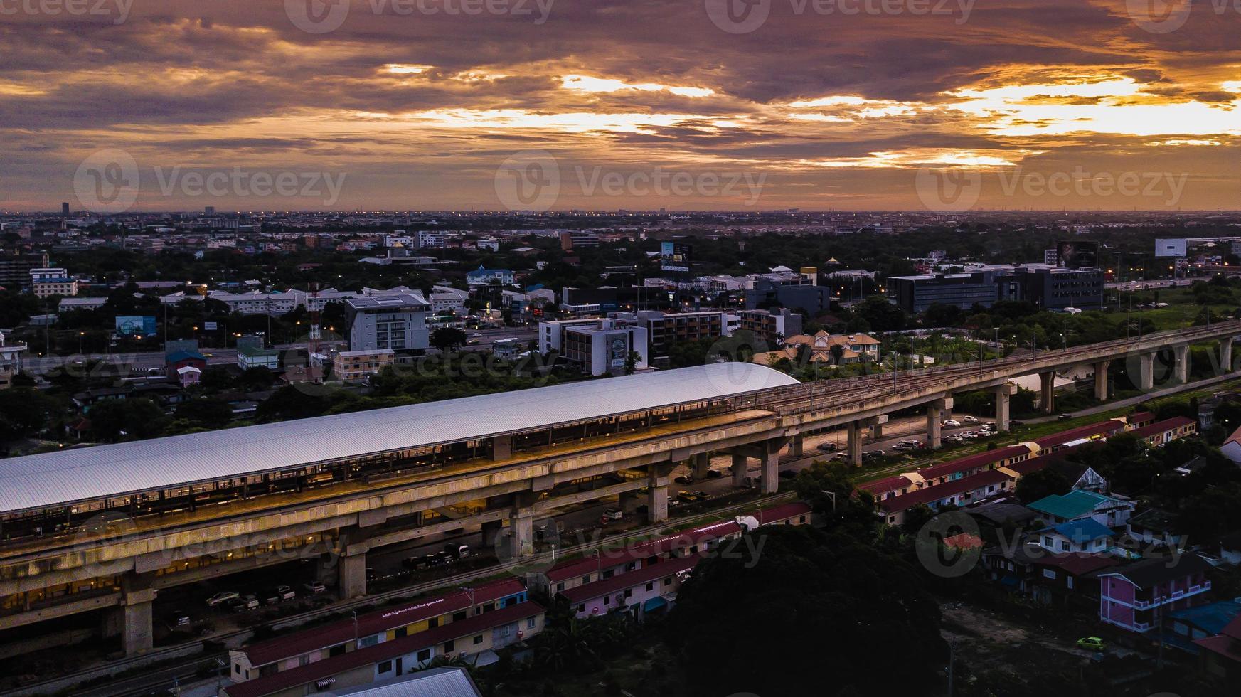estación de metro de tren en tailandia, cielo crepuscular foto