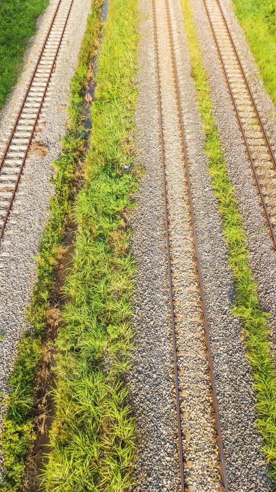 una vista aérea de las vías del tren foto